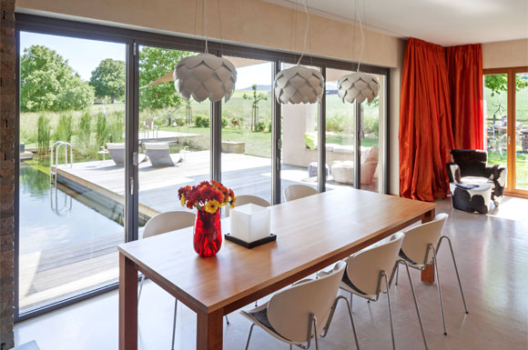Eine moderne Glas-Faltwand bietet auch einen deutlich besseren Einbruchschutz als betagte Fenster, die Modernisierung wird daher staatlich gefördert.