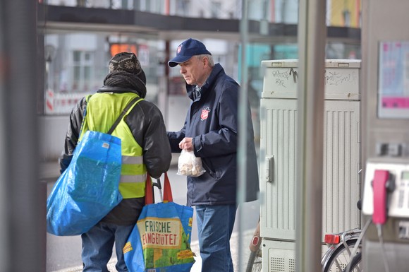 In der kalten Jahreszeit freuen sich Obdachlose ganz besonders über ein warmes Kleidungsstück oder etwas zum Essen.