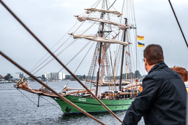 Beim Wilhelmshaven Sailing Cup können Mitsegler auf den Traditionsschiffen hautnah dabei sein.