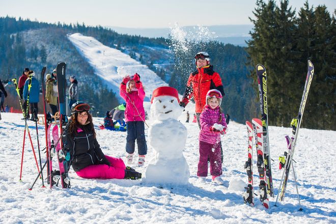 Die familienfreundliche Skiwelt Schöneck liegt auf dem Balkon des Vogtlands.