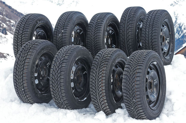 Auf Schnee fahren viele gut. Probleme gibt es bei Nässe. Die geprüften Ganzjahresreifen patzen.