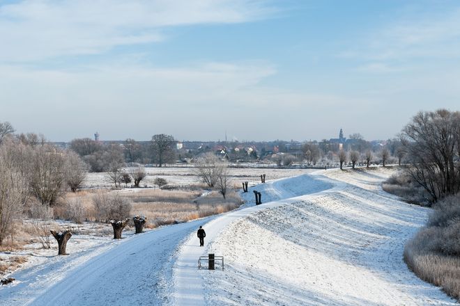 Auf dem Elbdeich bei Wittenberge schweift der Blick weit über die winterliche Auenlandschaft.