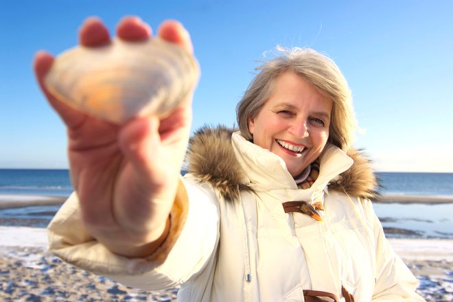 Die Urlaubsregion rund um den Ostseefjord Schlei entfaltet in der kalten Jahreszeit ihren rauen Charme. In der Stille der Natur kann man sich wetterfest eingemummelt am Strand den frischen Wind um die Nase wehen lassen und Muscheln sammeln.