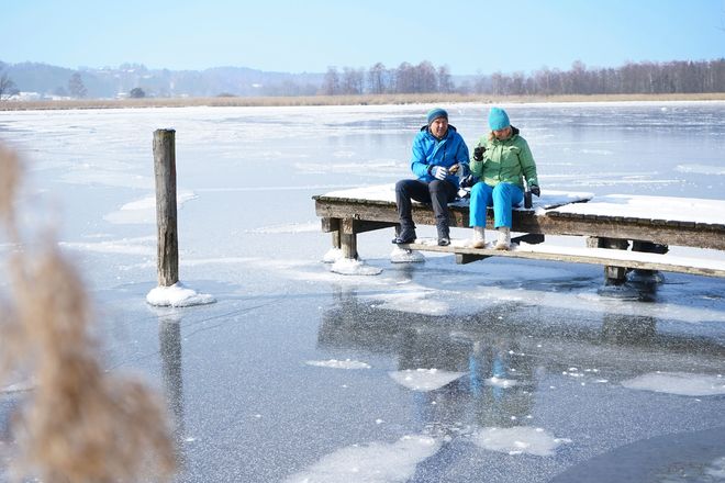 Rast am zugefrorenen Chiemsee: Winterwandern in der Region hat Tradition und ist heute umso mehr beliebt.