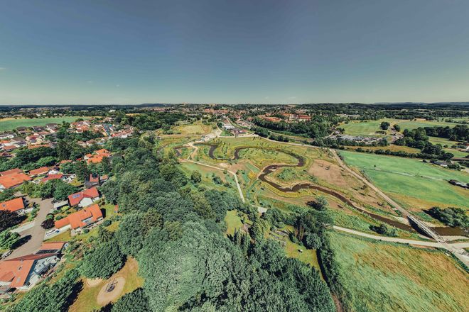 Die Jagst schl&auml;ngelt sich durch die Landschaft. Hier findet dieses Jahr die Landesgartenschau statt.