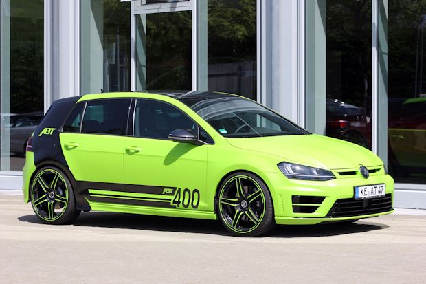 Besonders aggressiv wirkt der 400-PS-Golf in seinem giftgrünen Outfit mit markantem Frontgrill.