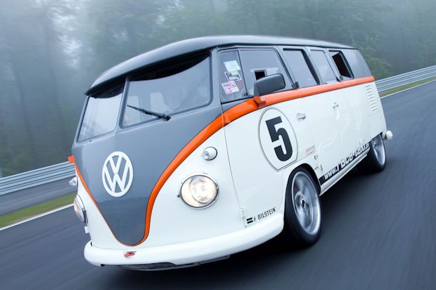 530 PS, 230 km/h: Ein Eiltransporter kommt aus der Schweiz zum Wörthersee 2015.