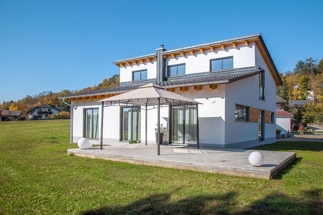 Das moderne Einfamilienhaus mit Pultdach ist besonders energieeffizient und wurde wohngesund und nachhaltig in massiver Ziegelbauweise errichtet.