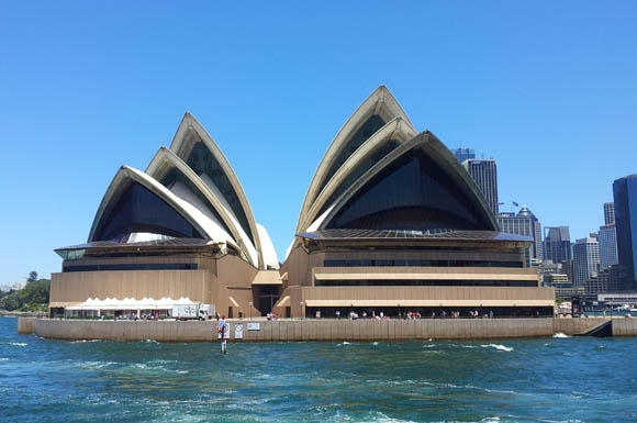 Eines der berühmtesten Gebäude des 20. Jahrhunderts und das Wahrzeichen von Sydney ist das Opernhaus Sydney. Damit "Work and Travel" nicht zum Fiasko wird sollte man seinen Versicherungsschutz vor dem Start überprüfen.