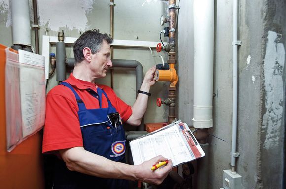 Ein Heizungs-Check durch den Fachmann umfasst alle Komponenten, etwaige Mängel werden dem Hauseigentümer ebenso detailliert aufgezeigt wie sinnvolle Maßnahmen, um langfristig Energie und Kosten zu sparen.