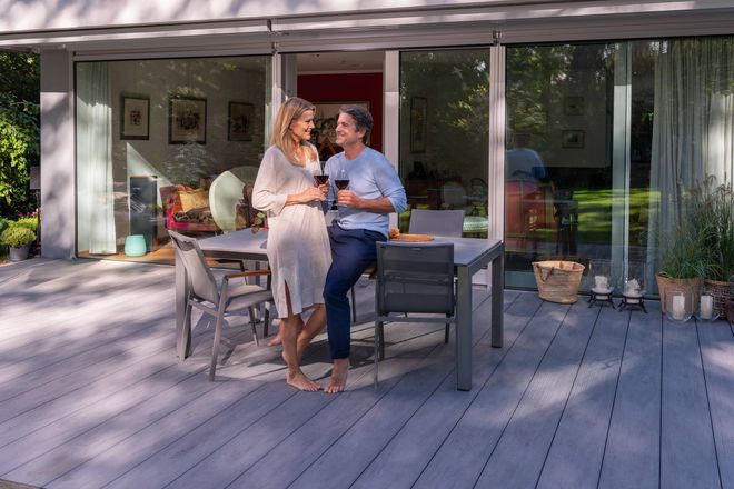 Auf einer renovierten Terrasse lassen sich viele schöne Sommertage genießen.