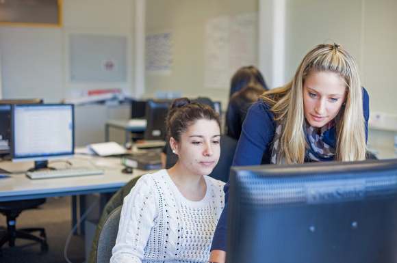 Der geschulte Umgang mit neuen, intelligenten Softwarelösungen und das Verständnis für neu geschaffene Prozesse wird immer wichtiger.