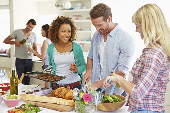 Beim gemeinsamen Kochen kann jeder Wünsche und Ideen einbringen.