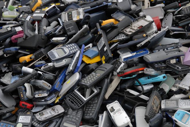Nicht mehr funktionstüchtige oder ausgemusterte Handys sollten nicht in der Schublade verstauben, sondern zum Recycling gebracht werden.