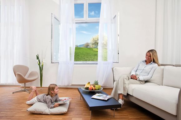 Kräftig durchlüften, ohne dass gleichzeitig Unmengen an Pollen oder auch Insekten ins Haus gelangen: Spezielle Schutzgewebe für Fenster und Türen erleichtern nicht nur Allergikern den Alltag.