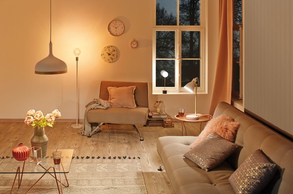 Ein Raum zum Einigeln: "Hygge", der Wunsch nach skandinavischer Gemütlichkeit, prägt derzeit die Inneneinrichtung und das Leuchten-Design wie kaum ein anderer Stil.