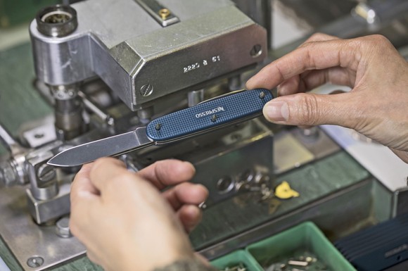 Schöne Wiederverwertung: In Zusammenarbeit mit einem Schweizer Traditionsunternehmen entsteht die dritte Generation Taschenmesser mit einer Schale aus recycelten Kaffeekapseln.