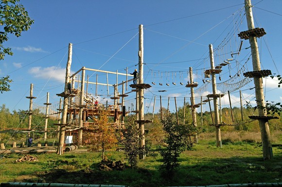 Hochseilgarten am Stausee: über 50 Kletterübungen in drei bis elf Metern Höhe in sechs unterschiedlichen Parcours und mit 230 Meter Seilrutschen.
