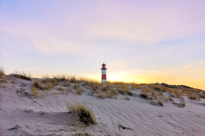 Die urwüchsige Dünenlandschaft gehört ebenso zu List auf Sylt wie das abwechslungsreiche Strandvergnügen.