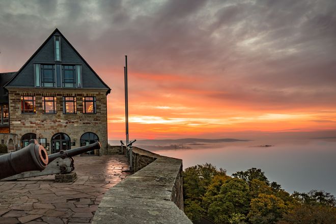 Zum Schloss Waldeck hoch über dem Edersee sind es vom Urwaldsteig nur ein paar Schritte - der Ausblick lohnt den kleinen Abstecher.